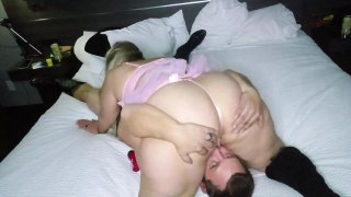 Cô ấy là minh chứng hoàn hảo cho vẻ đẹp quyến rũ của một người phụ nữ có phần trước nhô ra và phần sau cong. Cô ấy đầy đặn, không có chút mỡ thừa nào, có khuôn mặt xinh đẹp như cô gái nhà bên, có bộ ngực lớn, trắng nõn và mềm mại nhưng núm vú lại nhỏ. Cô ấy thích hai chiếc bánh kem