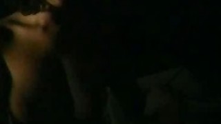 Chiếc váy ngắn ngang hông này rất bó sát. Cô ngồi lên chân anh và xoa đôi chân dài của mình, dang tay ra để ôm anh. Bùa chú này không thể ngăn cản trái tim nhào nặn, hôn hít và đâm mạnh vào lỗ