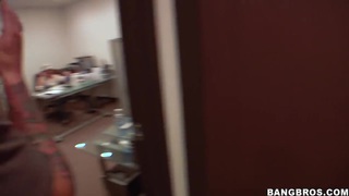 Giả vờ ngủ, chồng phát hiện vợ vụng trộm với bạn thân ngay bên cạnh