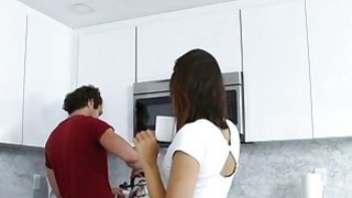 Cậu trai muốn trải đời lên mạng tìm gái bán dâm thì lại gặp má thằng bạn thân