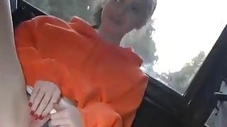 Bố má đi vắng nên nhờ chị cạnh nhà chăm sóc tôi và tôi đã đụ chị ấy