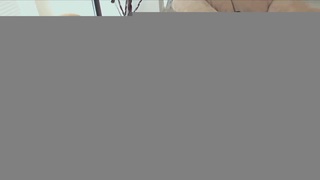 Em nhà kề bên mới chuyển đến