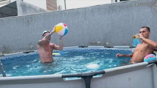 Qua nhà bạn chơi, được chị bạn chăm sóc tận tình