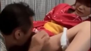 Cháu trai ngượng ngùng khi bị dì phát hiện trộm quần lót thủ dâm