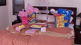 Giải quyết xong công việc, cô nàng gạ trả bài anh đồng nghiệp