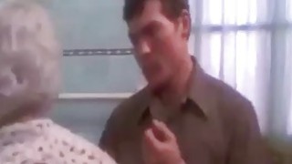 Cô gái nhà kế bên thích mặc đồ xuyên thấu