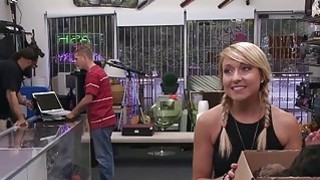 Chồng để vợ mở tiệm mát-xa lành mạnh ở nhà, nhưng nào ...