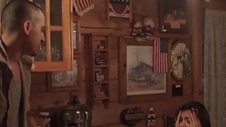 Dụ dỗ một cô gái trẻ ham tiền tháo bao cao su ra và xuất tinh vào bên trong cô ấy khi cô ấy đạt cực khoái