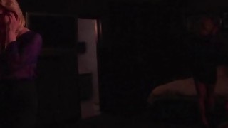 Đụ em nhân viên đến chơi nhà dáng mướt