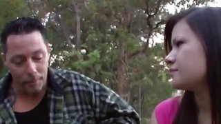 Anh chàng đeo kính đã trả rất nhiều tiền để quan hệ với một cô gái trẻ bên ngoài và quan hệ với anh trai mình...