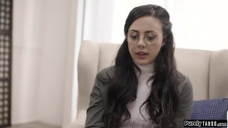 Bị chồng lạnh nhạt, cô vợ chấp nhận làm bồn chứa tinh của sếp