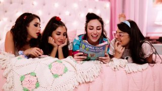 Cô gái trẻ có thân hình đẹp và mặc tất đen để chơi với tôi. Một cô gái khác với đôi chân gợi cảm và váy hở hông liếm dương vật và cưỡi nó, nhào nặn bộ ngực lớn của cô ấy