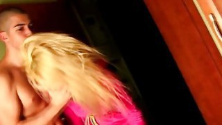 Một phụ nữ cuồng dâm bị phát hiện loạn luân với bố chồng tại Cape ~ Ngay sau khi chồng rời đi, Wenwen đã bị bố chồng cưỡng hiếp...