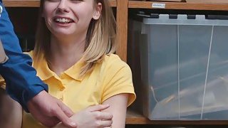 Anh hói buồi to nện cháy máy cô em hàng múp đang nứng