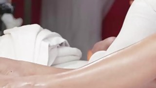 Em có thể đền bù cho anh bằng cơ thể này ?