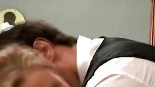 ông xã bất lực nhìn vợ bú củ khoải cho sếp