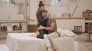 Thấy má kế trẻ khá nhút nhát chuyện tình dục, cậu con trai ra tay huấn luyện