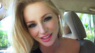 Khi ông nội được cháu gái chăm sóc