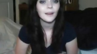 Người anh cùng cha khác mẹ nói: "Tôi không cố ý chạm vào ngực cô. Tôi chỉ vô tình chạm vào chúng khi đang cố lấy lại tai nghe thôi."