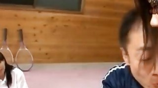 Người đóng cọc đâm mạnh vào cô sinh viên, cô sinh viên nói: "Tôi muốn đi tiểu"