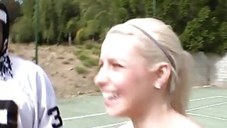 Bambi Deer: Ngực to và cái lồn dâm đãng, nữ hoàng thật dâm đãng, cô ta cởi hết đồ và dùng ngón tay sờ lồn trên giường, rên rỉ, tôi không thể ngủ nếu không thủ dâm...