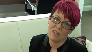 Ngày 12 tháng 7 năm 2023_Người phụ nữ trẻ cô đơn và trống rỗng_1