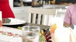 Cô gái chân dài ngây thơ tội nghiệp bị giữ chặt đầu, bị nhét sâu vào họng và bị địt vào lỗ đít