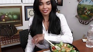 Không có gì thú vị hơn việc tự tay đưa cái "của quý" to lớn của một gã đàn ông vào trong âm hộ của vợ mình. Kem không được bảo vệ 3p