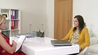 Cô bạn thân rủ đến chơi với 2 đứa bạn thì tự dưng 2 đứa nó làm tình nhau