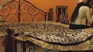 Vợ xinh đẹp cho cấp trên cũ quan hệ để giúp chồng