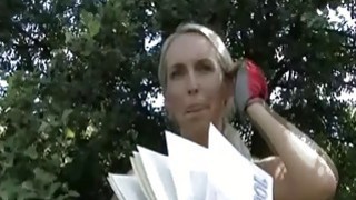 Nữ y tá lành nghề giúp bệnh nhân xuất tinh