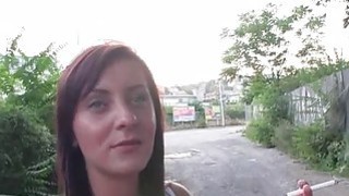 Cô bạn gái dễ thương và ngoan ngoãn này có chút ngại ngùng trước ống kính...