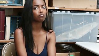 Nữ cosplayer thất nghiệp ở nhà tự sướng thì anh shipper đến giao hàng nhìn thấy