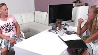 Ra mắt nhà bạn gái, bất ngờ được mẹ em gạ địt