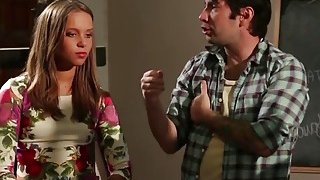 Cô gái trẻ lụa đen ở nhà