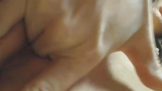 Một phụ nữ trẻ cần cương cứng vào buổi sáng, một phụ nữ trẻ 30 tuổi gia đình tốt với một cái mông to và một chiếc bánh kem