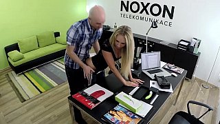 Bố chồng chăm sóc vợ của con trai khi con trai vắng nhà