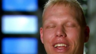 Quan hệ tình dục nồng nhiệt với giày cao gót lụa, quan hệ tình dục bằng miệng với tất lụa, cưỡi chủ động vào âm hộ không có lông, nhiều lần quan hệ tình dục trên giường sofa