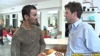 Dùng tiền gạ phang gấu hám tiền ngay trong rừng vắng vẻ