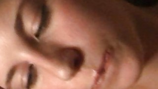 Cô gái dễ thương đang sờ lồn mình trong phòng tắm và rên rỉ, toàn thân ướt át khiến người ta tưởng tượng