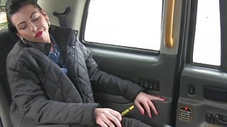 Chồng tôi không có nhà, cô gái trẻ hư hỏng thích thú khi bị tôi địt ở nhà