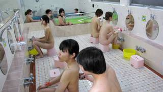 Một cô gái học sinh rất mạnh mẽ và hợp tác sinh năm 1999