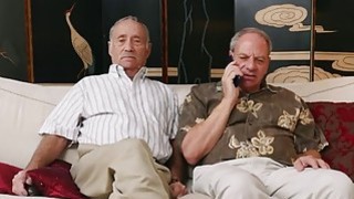 Chị gái cãi nhau với Gã chồng về quê chơi thì bị cậu em trai bắt dạy “cách hôn”