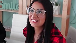 Một buổi hẹn hò đắt giá với một nữ thần hộ tống bán thời gian xinh đẹp, mặc quần short ngắn và cung cấp dịch vụ chu đáo, mút và liếm trứng trước ống kính, nhấc chân lên và đưa vào, rên rỉ và thở hổn hển rất dễ chịu