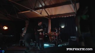 Chị cùng cha khác mẹ: “Chị chưa bao giờ nhìn thấy ngực ngoài đời à?”