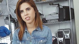 Hành em đĩ bú dương vật xoạc vào cô bé tội nghiệp