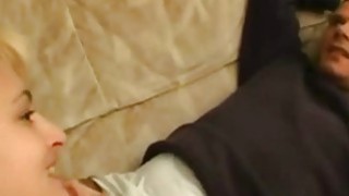 Lỡ nhìn thấy cặp vú căng hồng của cô bạn thân