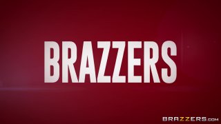 Anh sếp ép em nhân viên đụ để tiếp tục làm việc