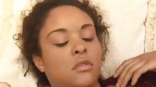 Anh chàng da đen đã hẹn gặp một người đẹp gợi cảm vào đêm khuya. Anh ta từ từ cởi quần áo, nhấc mông lên để liếm và đụ cô một cách mạnh bạo...