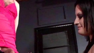 Nữ cảnh sát đã cứu sống cô và biểu cảm của cô vô cùng phấn khích. Cô ấy ủng hộ sex xe hơi cho đến 300 nữa